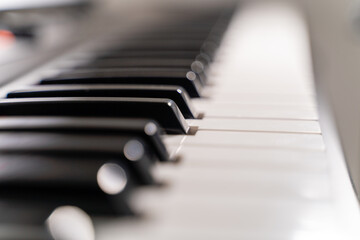 touches noires et blanches d'un piano éclairé par une lumière douce