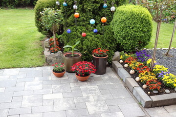 Gartenterrasse im Sommer.