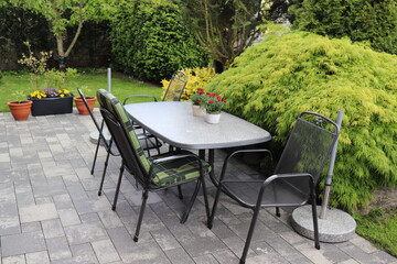 Gartenterrasse im Sommer.