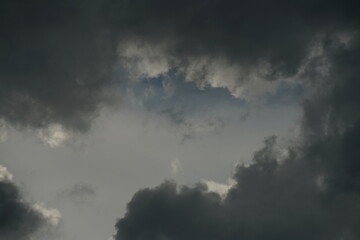 Wolken Himmel eines aufziehenden Gewitters mit unterschiedlichen Grautönen und Farben