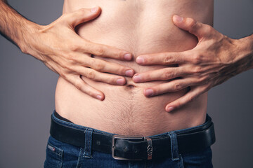 у мужчины болит живот