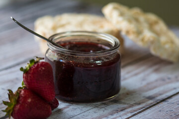 Frasco de mermelada de fresa y fresas frescas