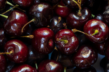Fotografía  cenital de cerezas con tallos