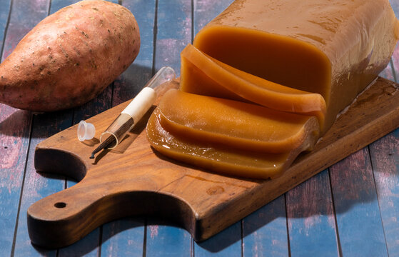 Barra de dulce de patata dulce (Batata), con una patata dulce (Batata) y una vaina de vainilla.