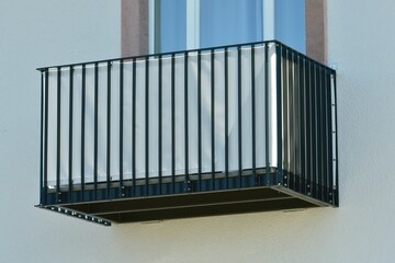 Balkon mit Edelstahl-Sichtschutz und Handlauf an einem Wohngebäude