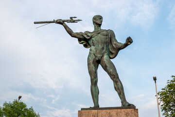 Fototapeta premium Der Blitzeschleuderer, Plastik von 1926, vor der Arena in Düsseldorf