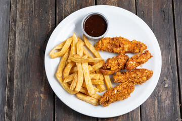 pollo frito con papas y ketchup