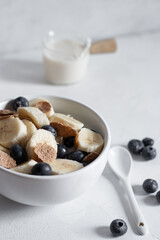 desayuno de cereales con arándanos  plátanos