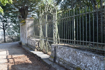 Grille en fer portail propriété chemin nature arbres