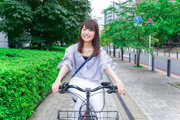 電動自転車で子供を送るお母さん