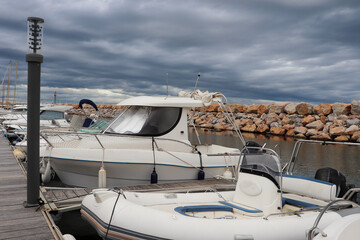 Fototapeta premium Occitanie - Pyrénées orientales - Argelès sur mer - Day-cuiser hors bord dans le port de plaisance