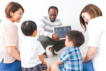 Fototapeta premium 英会話教室に通う子供とお母さん