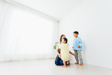 幼稚園で遊ぶ子どもたちと保育士