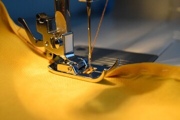 Maquina de coser con tela color amarillo
