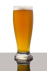 Vaso de cerveza fondo blanco