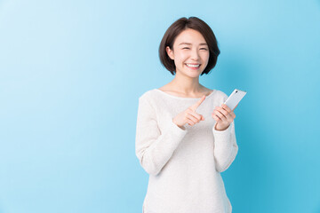 スマホを見る女性
