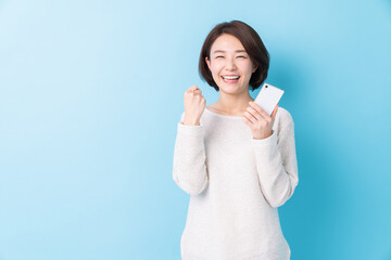 スマホを見る女性