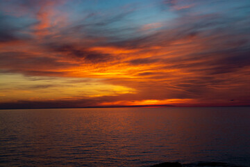 Obraz na płótnie Canvas 美しい夕暮れの海とオレンジ色の空 