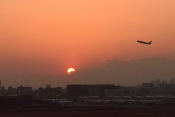 夕暮れの飛行機