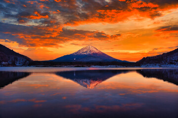富士山の美しい夕焼け雲