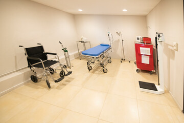Hospital emergency area, with devices for re-animation