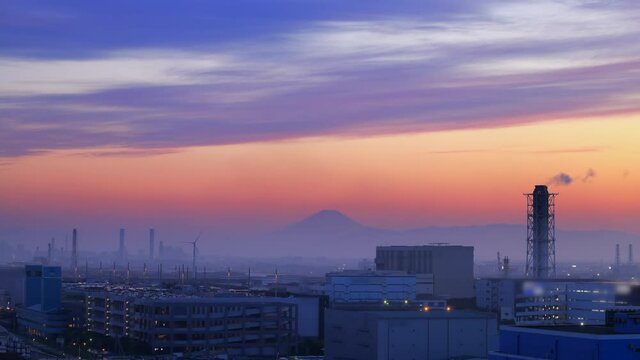 夕暮れの川崎工業地帯と富士山