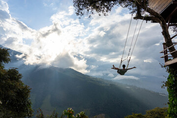 高いブランコに乗る人