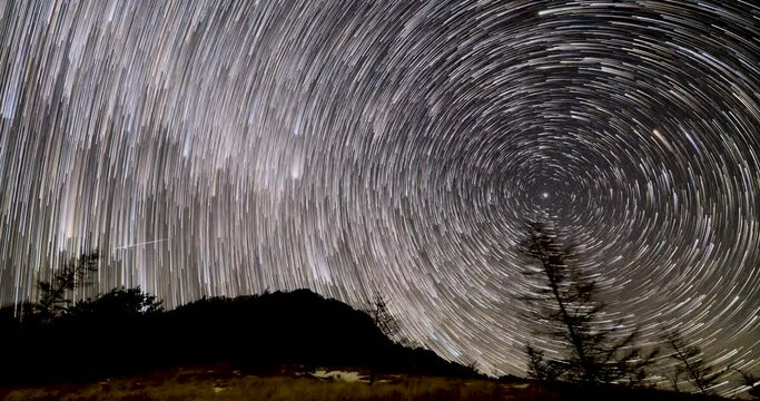 乾徳山と星の軌跡のタイムラプス
