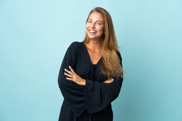 Middle age brazilian woman isolated on blue background keeping the arms crossed in frontal position