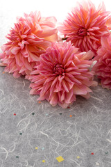 ピンク色のダリアと和紙