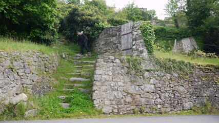 vieilles pierres dans la campagne