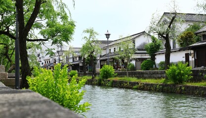 Fototapeta na wymiar 倉敷美観地区の風景、川と緑の木々