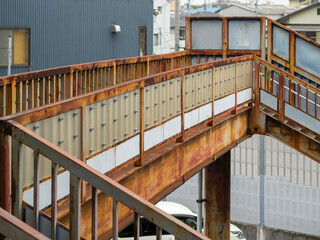 錆びた古い歩道橋