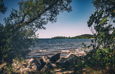 Atmosphärischer Strand und Küste am Zarnowitzer See in Lubkowo - Jezioro Żarnowieckie - Küste im Sommer am Sandstrand in Polen © Jakob