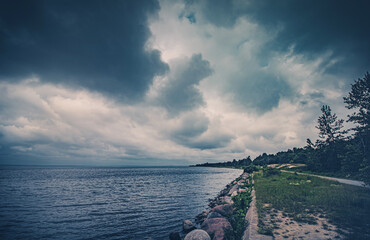 Dramatische Wolken im Sommer an der Küste der Halbinsel Hel bei Regenschauer im Sommer. Surreales...