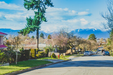Obraz premium View of mountain from residential area in Vancouver