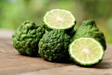 Obraz premium Kaffir lime or Leech lime fruits on nature background.