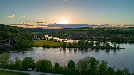 Obraz premium Wunderbarer sommerlicher Sonnenuntergang mit bayerischer Landschaft