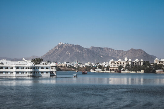 Taj Lake Palace on lake Pichola in Udaipur, Rajasthan, India.