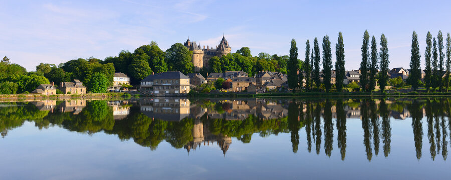 Panoramique reflets de Combourg (35270) et son château sur le lac au petit matin, département d'Île-et-Vilaine en région Bretagne, France