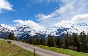 Berglandschaft im Frühling in den Schweizer Alpen