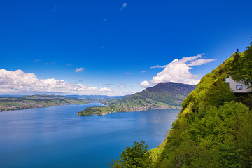 Schönes Panorama hoch über Vierwaldstättersee, Bürgenstock, Schweiz, moderne Architektur