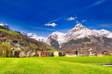 Engelberg im Frühling, blauer Himmel und grüne Wiese, Berg Hahnen im Hintergrund © jayjay