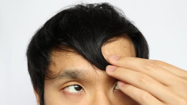 日本人男性の前髪　癖毛　うねり