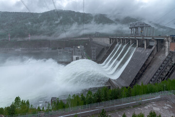 Сброс воды на Красноярской ГЭС