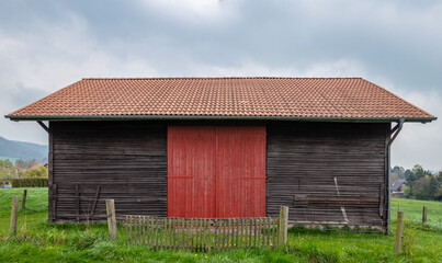 Fototapeta na wymiar Old barn in the meadow in Germany