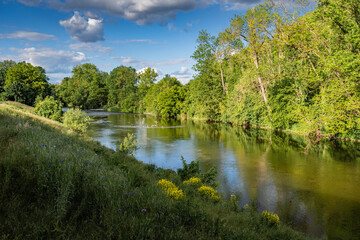 Idyllische Flusslandschaft im milden Nachmittagslicht, Oberriexingen, Baden-Württemberg, Deutschland