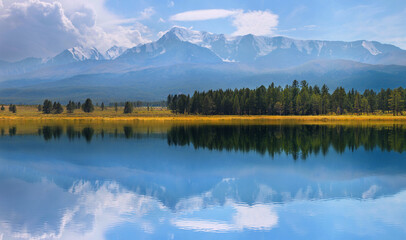 Fototapeta premium Mountain landscape, picturesque mountain lake in the summer morning