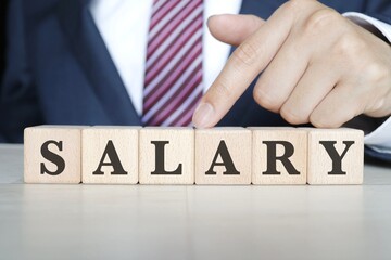 SALARYの文字とビジネスマン