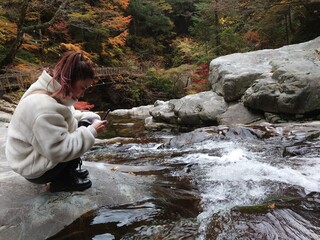person sitting on rocks
川辺